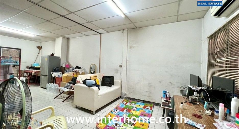 For sale 2 ベッドルーム townhouse in Saphan Sung, Bangkok