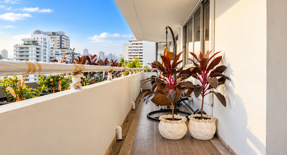 For rent そして for sale 3 ベッドルーム condo in Watthana, Bangkok