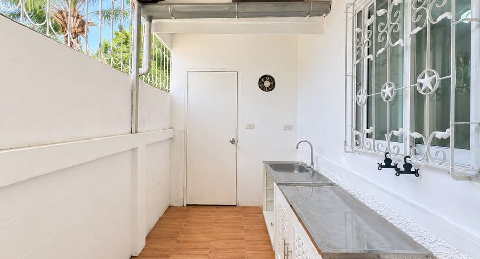 Gewerbefläche zur Miete und zum Kauf mit 2 Zimmer in Bang Lamung, Chonburi