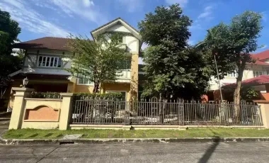 À louer et à vendre 4 chambres maison à Lat Phrao, Bangkok