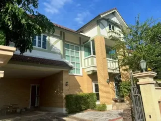 À louer et à vendre 4 chambres maison à Lat Phrao, Bangkok
