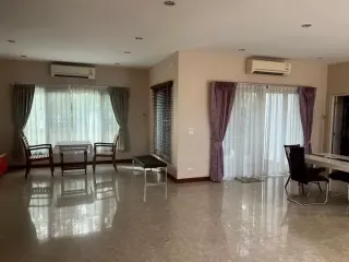 À louer et à vendre 4 chambres maison à Lat Phrao, Bangkok