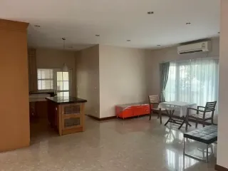 À louer et à vendre 4 chambres maison à Lat Phrao, Bangkok