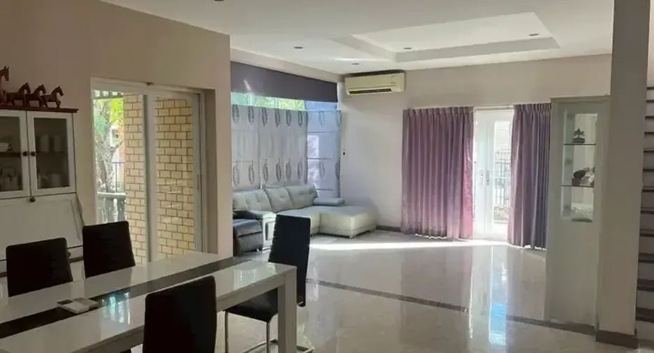 À louer et à vendre 4 chambres maison à Lat Phrao, Bangkok