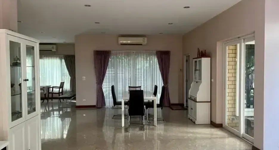 À louer et à vendre 4 chambres maison à Lat Phrao, Bangkok