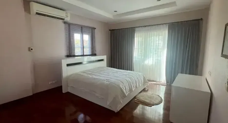 À louer et à vendre 4 chambres maison à Lat Phrao, Bangkok