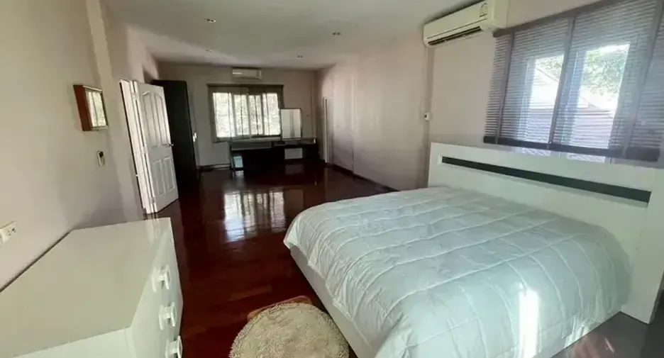 À louer et à vendre 4 chambres maison à Lat Phrao, Bangkok