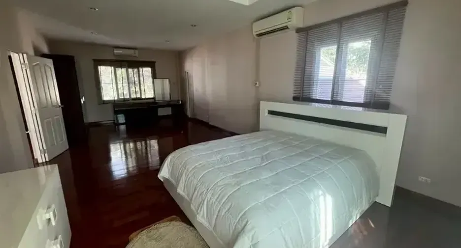 À louer et à vendre 4 chambres maison à Lat Phrao, Bangkok