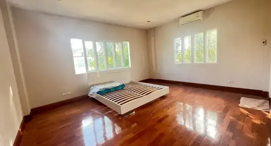 À louer et à vendre 4 chambres maison à Lat Phrao, Bangkok