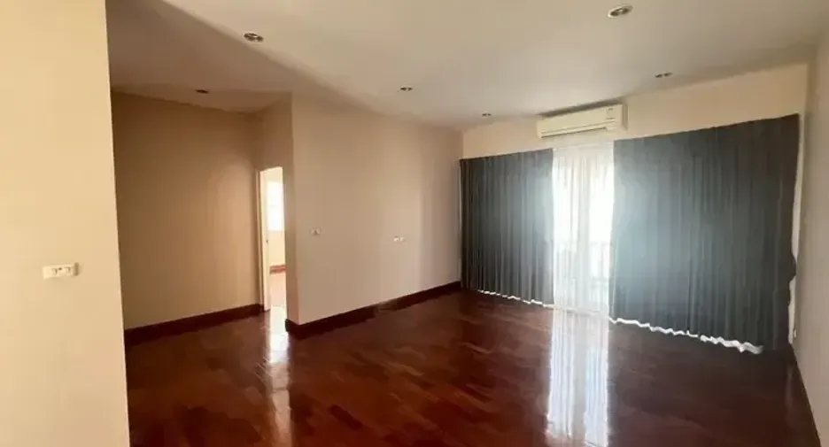 À louer et à vendre 4 chambres maison à Lat Phrao, Bangkok