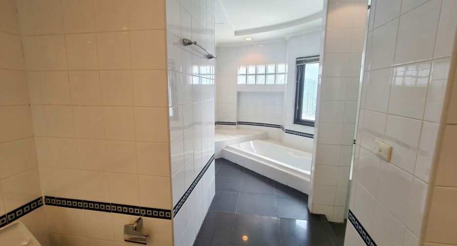 For rent 3 ベッドルーム condo in Watthana, Bangkok