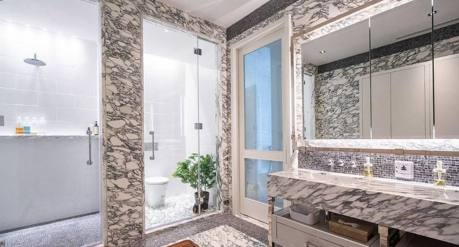 For sale 2 ベッドルーム condo in Sathon, Bangkok