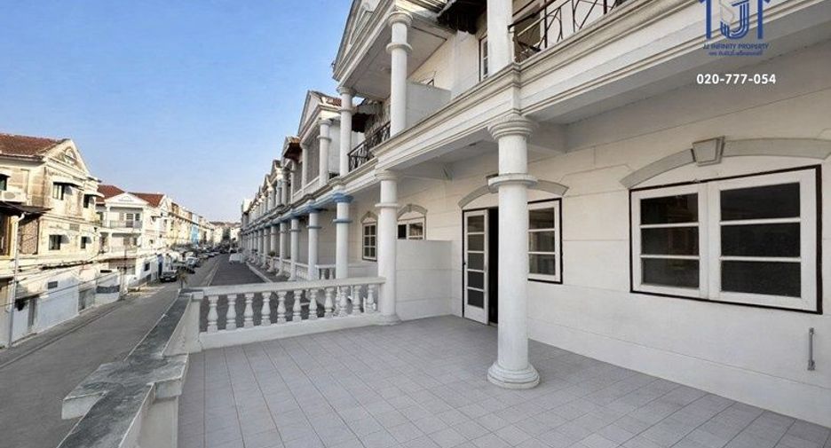 À vendre 3 chambres maison de ville à Bueng Kum, Bangkok
