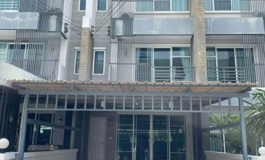 出租 3 卧室 联排别墅 在 Bang Kapi, 曼谷