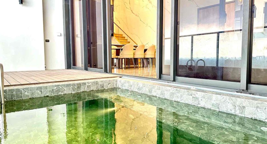 À louer 3 chambres condo à Huai Khwang, Bangkok