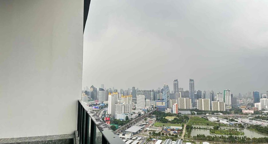 À louer 3 chambres condo à Huai Khwang, Bangkok