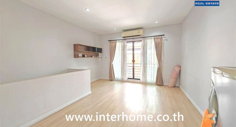 Casa adosada en venta de 3 habitaciones en Bang Khae, Bangkok