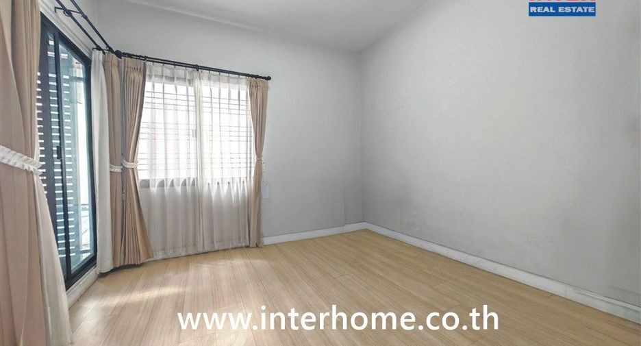 Casa adosada en venta de 3 habitaciones en Bang Khae, Bangkok