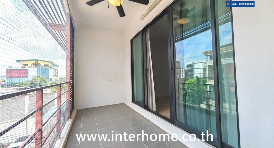 Casa adosada en venta de 3 habitaciones en Bang Khae, Bangkok
