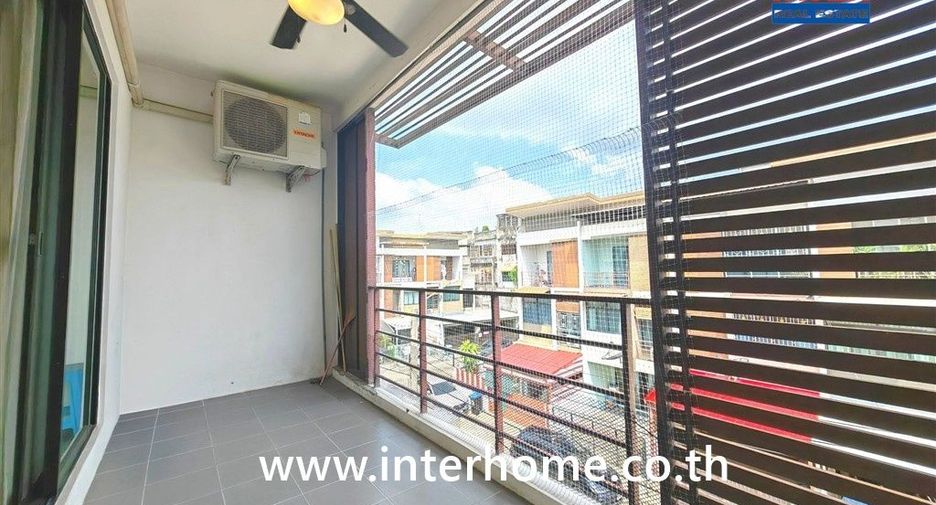 Casa adosada en venta de 3 habitaciones en Bang Khae, Bangkok