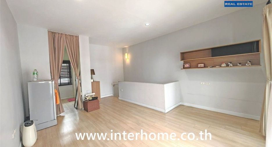 Casa adosada en venta de 3 habitaciones en Bang Khae, Bangkok