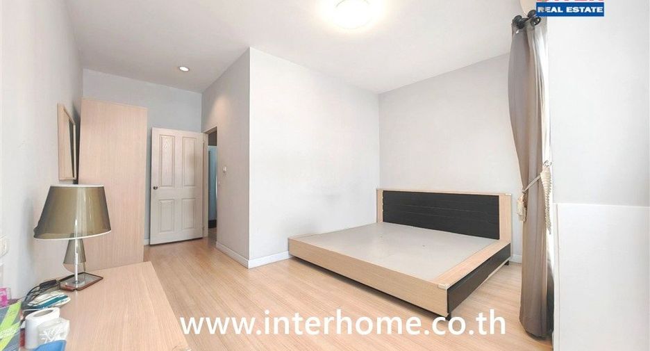 Casa adosada en venta de 3 habitaciones en Bang Khae, Bangkok