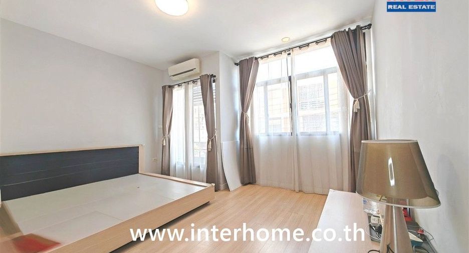 Casa adosada en venta de 3 habitaciones en Bang Khae, Bangkok