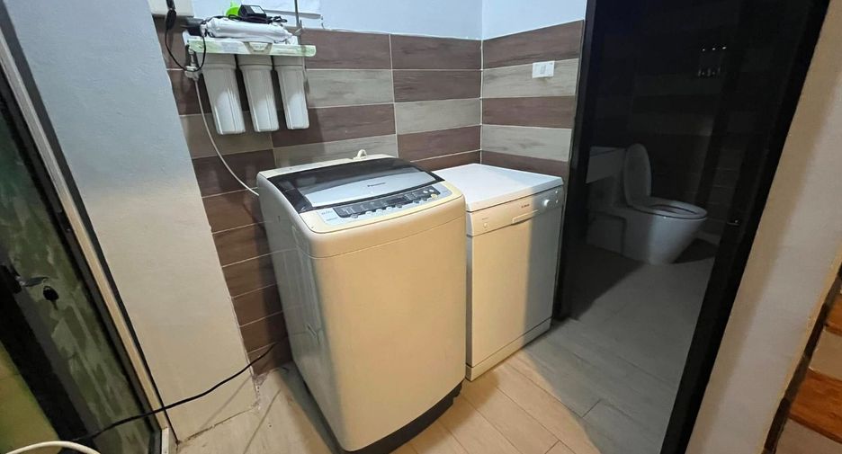 For rent 4 bedrooms house in Din Daeng, Bangkok