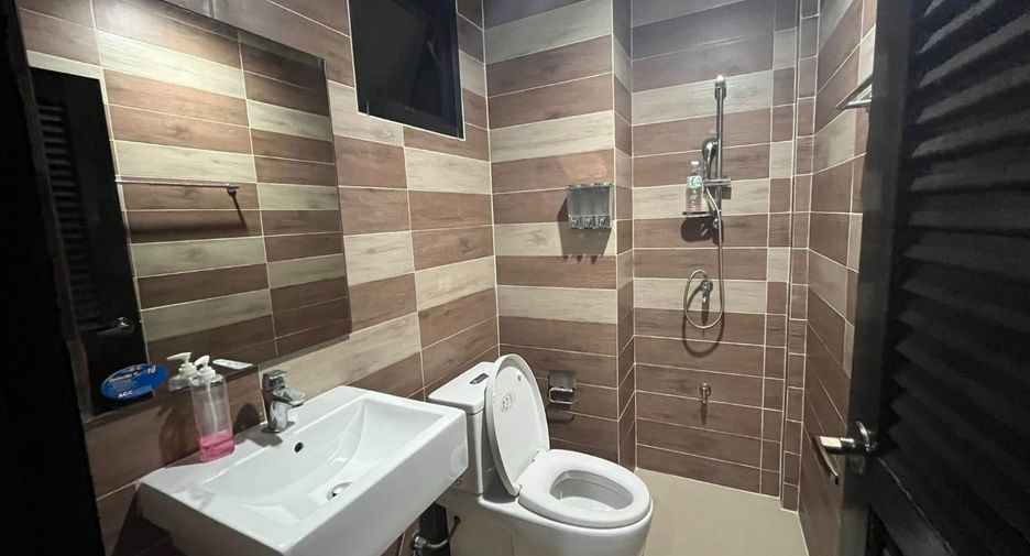 For rent 4 bedrooms house in Din Daeng, Bangkok