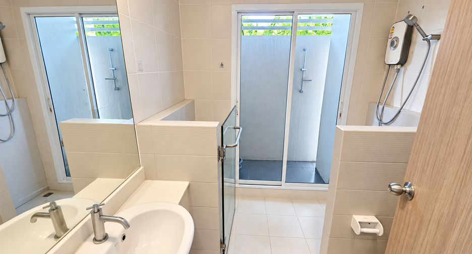 For sale 3 bedrooms townhouse in Bueng Kum, Bangkok