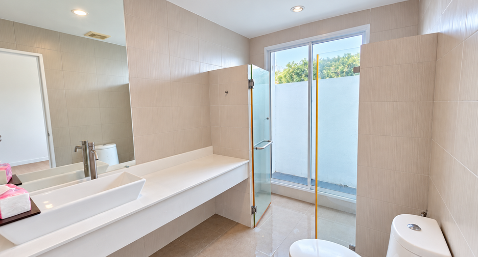 For sale 3 bedrooms townhouse in Bueng Kum, Bangkok