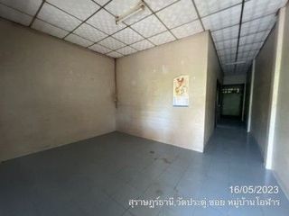 À vendre 1 chambre maison de ville à Khiri Rat Nikhom, Surat Thani