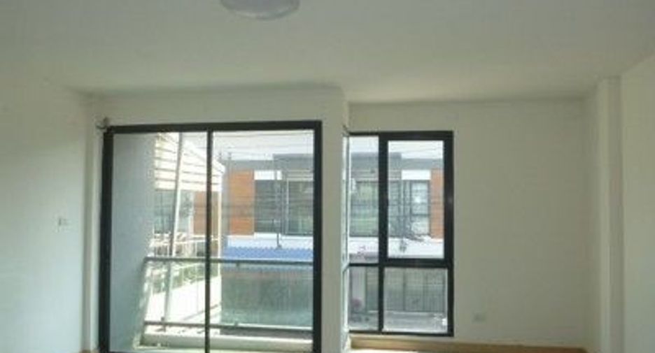 For sale 1 bed townhouse in Ban Bueng, Chonburi