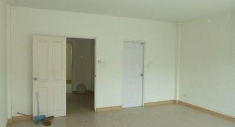 For sale 1 bed townhouse in Ban Bueng, Chonburi