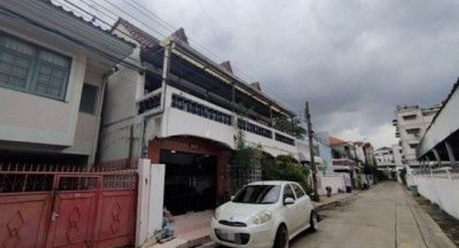 For sale 1 bed townhouse in Huai Khwang, Bangkok