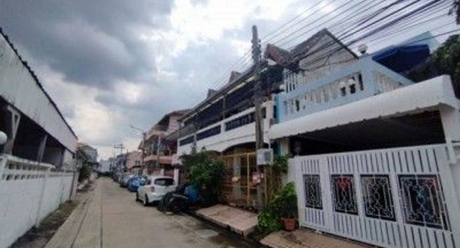 For sale 1 bed townhouse in Huai Khwang, Bangkok
