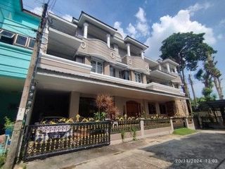 Casa adosada en venta de 1 habitaciones en Bang Khun Thian, Bangkok