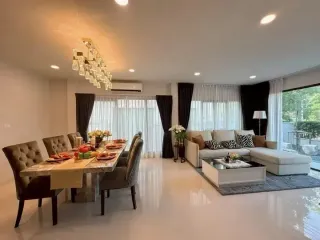 Casa en alquiler y en venta de 4 habitaciones en Bang Phli, Samut Prakan