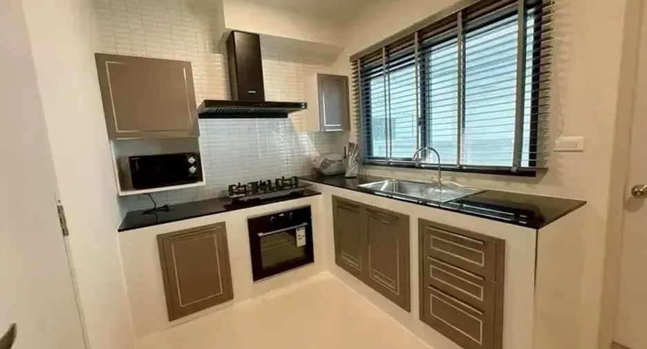 Casa en alquiler y en venta de 4 habitaciones en Bang Phli, Samut Prakan