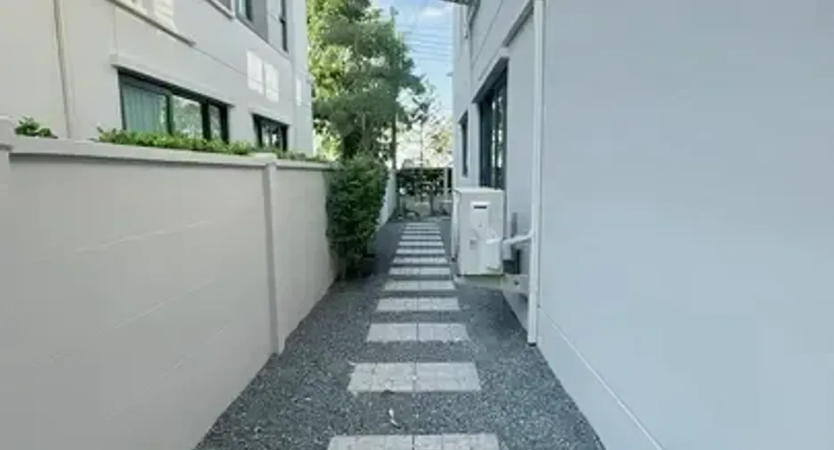 Casa en alquiler y en venta de 4 habitaciones en Bang Phli, Samut Prakan