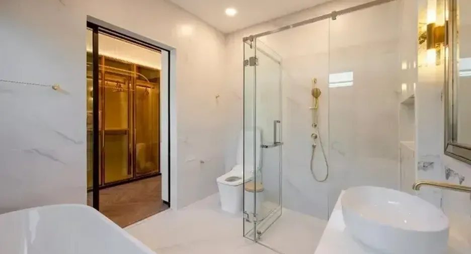 Casa en alquiler y en venta de 4 habitaciones en Saphan Sung, Bangkok