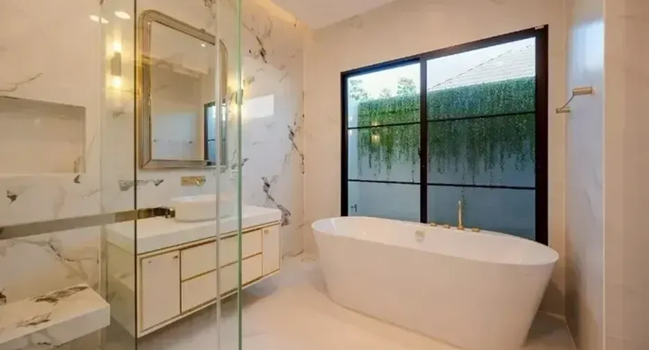 Casa en alquiler y en venta de 4 habitaciones en Saphan Sung, Bangkok