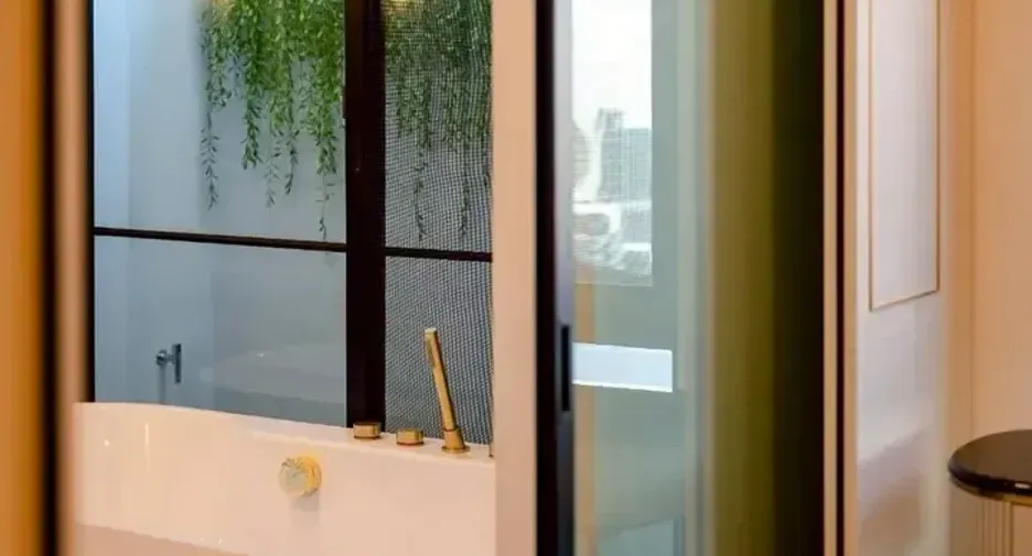 Casa en alquiler y en venta de 4 habitaciones en Saphan Sung, Bangkok