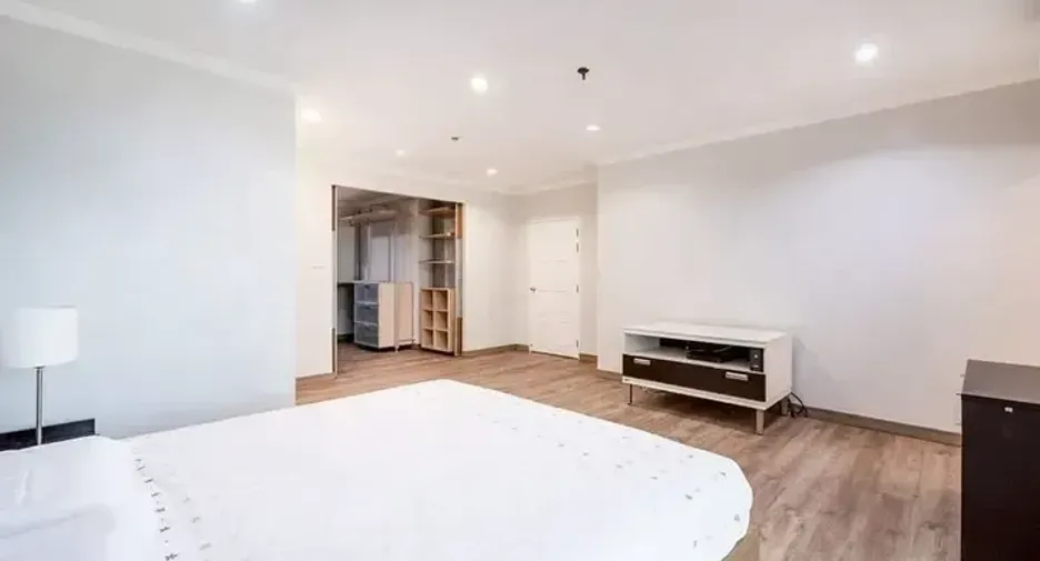 For rent 3 bedrooms condo in Watthana, Bangkok