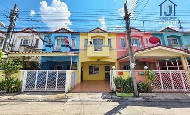 À vendre 2 chambres maison de ville à Khlong Sam Wa, Bangkok