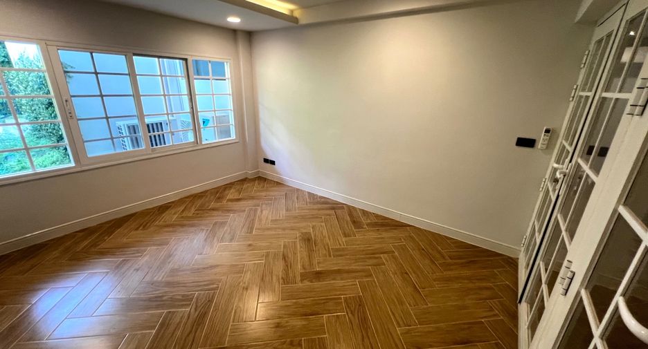 For rent 5 bedrooms house in Suan Luang, Bangkok
