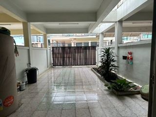 Casa adosada en venta de 2 habitaciones en Bang Kapi, Bangkok