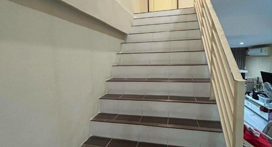 Casa adosada en venta de 2 habitaciones en Bang Kapi, Bangkok