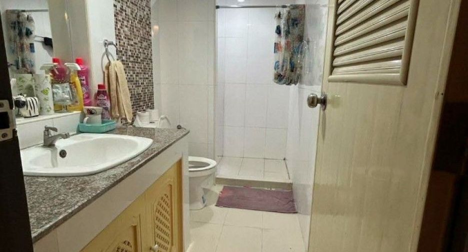 Casa adosada en venta de 2 habitaciones en Bang Kapi, Bangkok