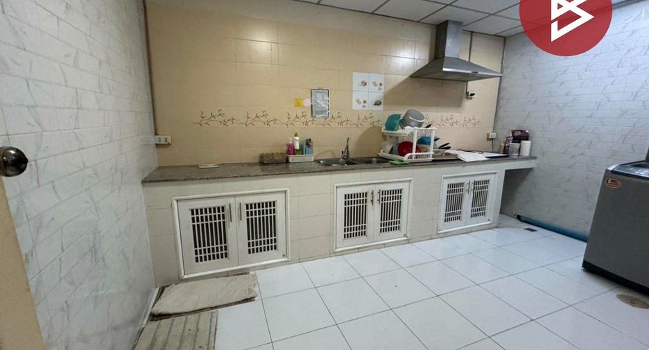Casa adosada en venta de 2 habitaciones en Bang Kapi, Bangkok